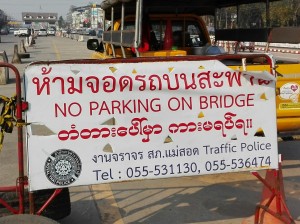 Frontera entre Tailàndia i Birmània. 3 llengües, 3 alfabets 
