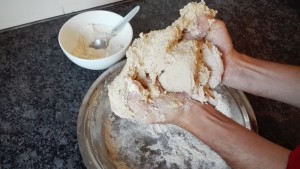 Fent pa local o roti. Primer barrejar farina amb aigua. Això és un merder de consideració. Totes les mans queden enganxoses a més no poder