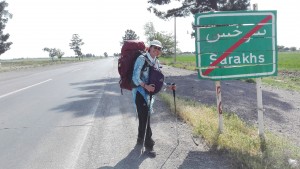 Hola Iran. Anem a per tu. Aquí a Sarakhs, tocant la frontera amb Turkmenistan comencem la nostra travessa a peu i cap a l'oest fins a Azerbaidjan