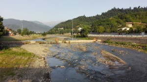 Riu que baixa de les muntanyes fins creuar Talesh i seguir fins el Caspi 