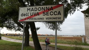 Ens retrobem amb Jenn i continuem caminant la nostra ruta, deixant enrere pobles amb noms com Madonna dell'Uva Secca… sense comentaris. Ens preguntem, calen més comentaris?